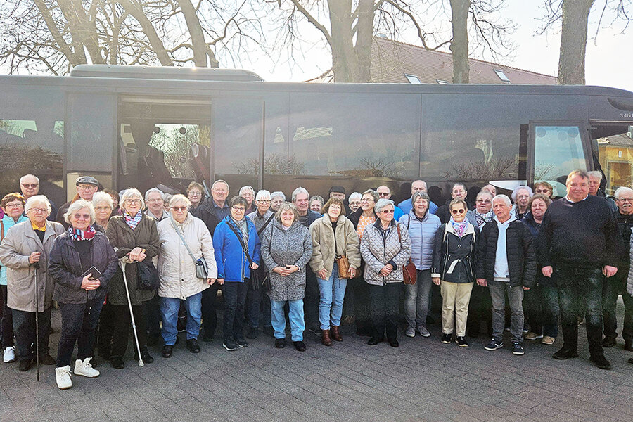 Zwischenstopp bei der Seniorenrundfahrt in Lichterfelde/Buckow